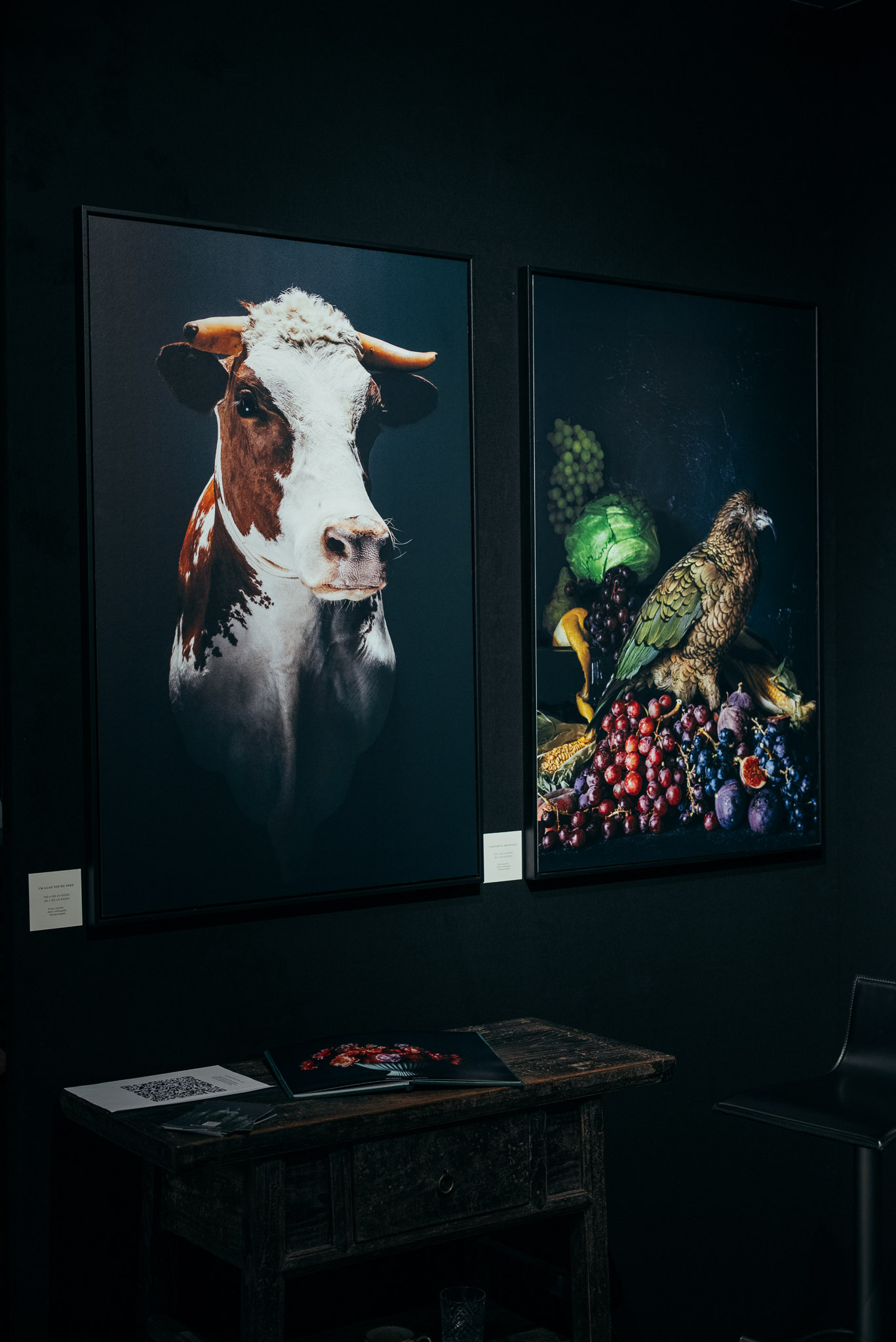 Kunstfotos.nl ingelijste werken expositie. Stillevens bruin witte koe en groene vogel met gekleurd fruit. Copyright Inge van Beekum